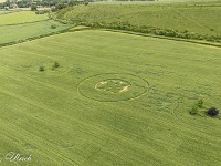 Also fahre ich wieder 50 km retour, vorbei an Stonehenge nach Warminster, wo ich nach einigem Suchen tatsächlich einen kleinen Wegweiser zum Kornkreis finde. Beim Gehöft mit automatischer Barriere führt ein Feldweg über Stock und Stein zu einer gemähten Wiese als Parkplatz, die dank dem regnerischen Wetter menschenleer ist. Ein älteres Ehepaar erklärt mir den besten Zugang zum Kornkreis.  default : Kornkreis Warminster Wiltshire