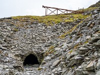 So mache ich mich auf die Wanderung auf den Old Man of Coniston, mit 803 m kein Riese, aber immerhin startet man fast auf Meereshöhe. Der breite Wanderweg führt an ehemaligen Kupferminen vorbei, und zwischendurch entdeckt man auch einen umgekippten Gittermasten einer alten Transportseilbahn. : Old Man of Coniston