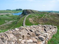 In einer Senke zwischen zwei Hügeln, über welche der Hadrians Wall führt, stand bis vor kurzem ein grosser Ahornbaum, der Sycamore Gap Tree. Er war einer der berühmtesten Bäume Grossbritanniens und fiel leider 2023 einem Vandalenakt zum Opfer. : Devils Pulpit, Sycamore Gap, Vindolanad