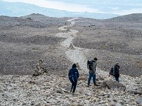 Kurz vor dem Gipfel wird es flacher, und ein paar grosse Steinhaufen (Steinmänner wäre wohl der falsche Ausdruck) markieren den Weg und dienen zur Orientierung im Nebel. : Ben Nevis