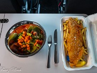 Kein Aufenthalt in Grossbritannien, ohne nicht Fish'n'Chips probiert zu haben: Die Camping Beiz serviert ihn to-go in einer grossen Schale mit Pommes und obendrauf dem knusprig frittierten Fischfilet. Der Gurken-Rüebli-Salat ist eine Eigenkreation. So spart man sich das Kochen ... : Ben Nevis, Memorial Spean Bridge