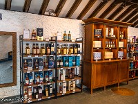 Ich kaufe eine Flasche Winter's Gold: Der Name erinnert mich an das Lied Aspen Glow von John Denver, mit dem ich eine Winterlandschaft in den Bergen im milden Abendlicht assoziiere. Obwohl kein Whisky-Liebhaber, freue ich mich, diesen Tropfen bald probieren zu können. : Dunino Den, Fort William, Forth Bridge, St. Andrews