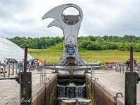 Ganz in der Nähe befindet sich das Falkirk Wheel, eine ausgeklügelte Schleuse. Wie an einer Waage befinden sich an den beiden drehbar gelagerten Armen riesige "Badewannen". : Falkirk Wheel, The Kelpies