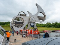 Darin werden kleine Schiffe mit wenig Energieaufwand (da beide Arme im Gleichgewicht sind) ... : Falkirk Wheel, The Kelpies