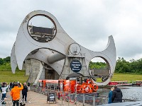 ... mit einer halben Drehung 24 m nach oben transportiert. : Falkirk Wheel, The Kelpies