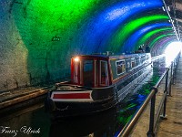 ... durch ein 180 m langes Tunnel. : Falkirk Wheel, The Kelpies