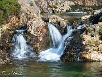 ... vorbei an kleinen Wasserfällen. : Snowdon
