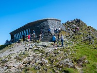 Mich begrüsst das moderne Stationsgebäude der Zahnradbahn, aber etwas Kühles zu trinken wäre mir lieber an diesem heissen Tag. : Snowdon