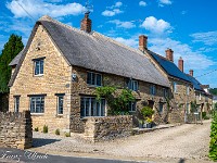 Mein nächstes Ziel ist nun Avebury, wo sich die grösste megalithische Anlage Grossbritanniens befindet. Dazu fahre ich wieder nach Whichford zum Cotswolds Camping, den ich schon vor einigen Tagen besuchte. Was ich bei der Hinfahrt verpasst oder übersprungen habe, kann ich nun nachholen. Wie hier in Long Compton den Besuch der Häuser mit den Strohdächern.