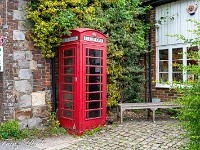 In Avebury. Der Trubel ist mir etwas zu gross heute und ich beschliesse, an diesen magischen Ort irgendwann an einem ruhigeren Tag unter der Woche mit der Familie zurückzukehren. : Avebury, White Horse Alton Barnes