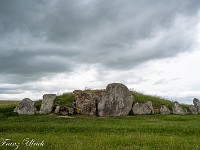 Das West Kennet Long Barrow ist ein grosses Hügelgrab, gebaut vor etwa 5'700 Jahren. : Avebury