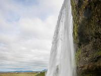 Island ist auch bekannt für seine vielen Wasserfälle. Ihre Schönheit und Erhabenheit  ist tatsächlich ein guter Grund, ihnen einen Besuch abzustatten. Wir beginnen mit dem Seljalandsfoss. : Island