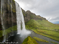 Der Fluss Seljalandsá stürzt hier 66 m über die ehemalige Küstenlinie. Man kann sogar hinter dem Wasserfall durchgehen. Dies ist übrigens der einzige Regentag während unserer Reise - die Wettergötter sind uns einmal mehr gnädig gestimmt. : Island