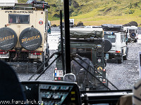 Der Weg dahin ist nur geländetauglichen Fahrzeugen mit viel Bodenfreiheit vorbehalten, denn die "Piste" quert einige Flüsse wie die Krossá - ohne Brücken notabene - wo immer wieder Fahrzeuge das Zeitliche segnen. Wir fahren nicht selber, sondern nehmen dazu den Bus nach Húsadalur / Volcano huts. : Island