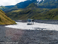 Eine Bachdurchquerung mit dem Bus sieht dann etwa so aus. : Island