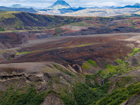 Die Landschaft ist urtümlich. Man kann sich richtig vorstellen, wie hier das Land aus der Erde geboren wird. : Island