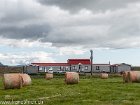 Das Ensku húsin (das englische Haus) am Fluss Langá ist das älteste Fischerhaus Islands und heute als Gästehaus bei Einheimischen wie Touristen sehr beliebt. : Island