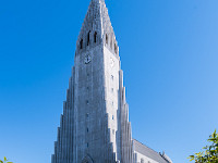 So zum Beispiel die Hallgrímskirkja, welche nach 43-jähriger Bauzeit 1986 eingeweiht wurde. Die Struktur erinnert stark an Basaltsäulen. : Island