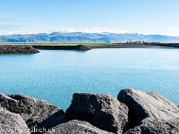 Von Landeyjahöfn fährt eine Fähre zu den Inseln; und wenn wir Richtung Landesinnere schauen, erblicken wir den Eyjafjallajökull. : Island