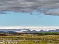 Die Reise geht weiter zum, oder besser auf den  Golden Circle (isl. Gullni hringurinn): Die goldene Rundfahrt ist eine beliebte Reiseroute, welche unter anderem die grossartigen Naturphänomene Gullfoss, Geysir und Thingvellir verbindet. "Island at a glance" (auf einen Blick), sozusagen. Wir sind nun beim Gullfoss, dem goldenen Wasserfall und schauen Richtung Norden zum Gletscher Langjökull. Er ist mit einer Fläche von 953 km2 der drittgrösste Gletscher Islands und damit über zehnmal grösser als der Aletschgletscher in der Schweiz (82 km2). : Island