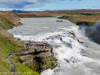 Gullfoss, der goldene Wasserfall zieht  viele Menschen an, so auch uns, aber bei diesem majestätischen Anblick ist das auch kein Wunder. In zwei Stufen fällt das Wasser tosend in die Schlucht... : Island
