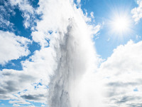 Rund alle 10 Minuten spritzt das heisse Wasser 20-30 m in die Höhe - auch das ein einmaliges Erlebnis. : Island