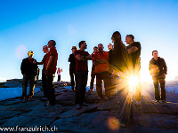 Unsere Truppe hat Feierabend und geniesst die letzten Sonnenstrahlen. : Leglerhütte SAC Hüttenwartskurs