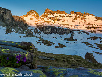 Die untergehende Sonne taucht den Chli Chärpf (2700 m, links) und den Gross Chärpf (2794 m) in wunderbares Licht. : Leglerhütte SAC Hüttenwartskurs
