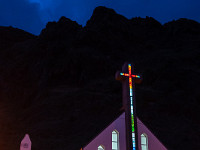 Die Glaseinsätze beim Turm der Kirche von Paul do Mar leuchten in der Nacht in allen Farben. : Madeira