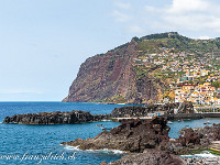 Vom Städtchen Câmara de Lobos hat man einen guten Blick auf die Klippe Cabo Girão. : Madeira