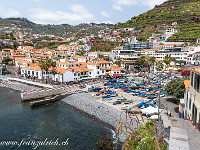 Câmara de Lobos mit dem Hafen und farbigen Booten. Typisch für Madeira sind auch die orangen Ziegeldächer. : Madeira