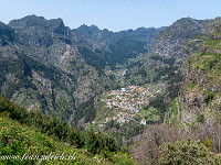 Von Câmara de Lobos führt eine steile Strasse in die Berge nach Curral das Freiras (portugiesisch für Nonnenstall, etwas schöner ausgedrückt heute als Nonnental). Blick von Eira do Serrado auf das Dörfchen. Die grün-felsige Berglandschaft erinnert mich stark ans Tessin. : Madeira