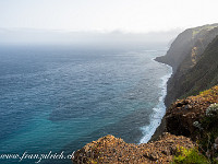 Als Blumeninsel stellte ich mir Madeira als sehr sanft vor. Durch den vulkanischen Ursprung haben sich jedoch zum grossen Teil steile Küstenabschnitte gebildet. Sandstrände gibt es nur wenige. Blick von Ponta do Pargo nach Nordosten. : Madeira