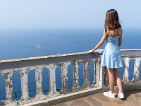 Eine Aussicht zum Träumen; tief unten ein Dreimaster auf dem Atlantik. : Madeira