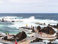 Die Badebecken wurden etwas ausgebaut und durch zusätzliche Mauern gegen den Atlantik abgetrennt. Dennoch schwappen Wellen in die Bassins, was den Besuchern grossen Spass bereitet, den Aufpasser hingegen zu Vorsichts-Rufen und schrillen Pfiffen mit der Trillerpfeiffe veranlasst. : Madeira