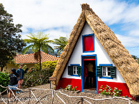 Sie ist bekannt für die traditionellen, mit Stroh bedeckten Häuser. Hier natürlich herausgeputzt für die vielen Touristen. : Madeira
