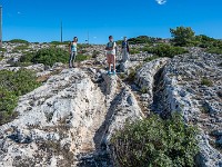 Solche "Karrenspuren" sind an verschiedenen Orten in Malta anzutreffen (hier: Clapham Junction, benannt nach einem Bahnhof in London). Entstehung und Nutzen sind unbekannt. Tatsache ist, dass sie in regelmässigem Muster aus dem Kalkfelsen abgetragen wurden. : Malta 2025