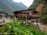 Endstation ist Aguas Calientes, ein kleines Touristendorf im tief eingeschnittenen Tal. Die Landschaft mit den steilen, bewaldeten Berghängen und dem Fluss erinnert mich stark ans Onsernonetal im Tessin. : Machu Picchu