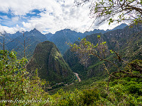300 Meter über dem Talgrund schweift der Blick zurück nach Aguas Calientes. : Machu Picchu