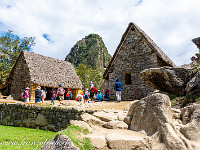 Zwei Häuser mit Strohdächern. : Machu Picchu