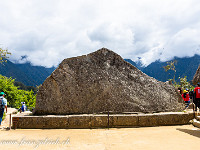 Dieser Stein ist dem dahinter liegenden Berg "nachgebaut" - der Beweis kann wegen den Wolken jedoch nicht erbracht werden. : Machu Picchu