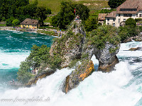 Die Insel in der Mitte des Rheinfalls kann besucht werden - aber an schönen Tagen herrscht ein recht grosses Gedränge auf der engen Treppe. : Rheinfall, Wasser, Wasserfall