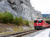 Die Rhätische Bahn unterwegs in der Rheinschlucht. : Eisenbahn, Lokomotive, Rhätische Bahn, rot