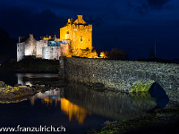 Das Schloss ist Stammsitz des schottischen Clans der MacRae. Der Name "Donan" weist auf einen keltischen Märtyrer aus dem 6. Jhd. hin. Des Nachts wird es wirkungsvoll beleuchtet : Schottland England 2015