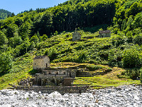 Die Bagni di Craveggia sind ein altes Thermalbad, zuhinterst im Onsernonetal (TI) am Isorno gelegen. Man erreicht die wiederhergestellten Badebottiche in einem halbstündigen Fussmarsch ab Spruga. : Gordevio Tessin 2022
