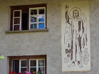 An einer Hauswand wurde der Schutzpatron der Schweiz, der Heilige Bruder Klaus, verewigt. : Gordevio Tessin 2022
