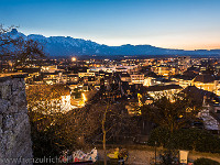 Blick in die Abenddämmerung vom Schloss Thun über die Stadt : Thun