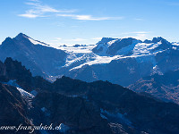Die Aussicht an diesem Herbsttag ist einmalig. Links das Sustenhorn (3502 m), rechts das Gwächtenhorn (3404 m).