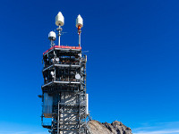 Fernmeldeturm auf dem Titlis, rechts hinten zeigt sich der Hauptgipfel (3238 m).