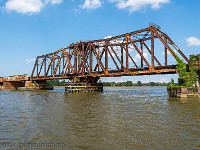Die alte Eisenbahnbrücke liess sich drehen, damit die Schiffe durchfahren konnten. Heute müssen jedoch die Schiffe ihre Aufbauten einziehen, damit sie unten durch kommen. : Washington DC 2016